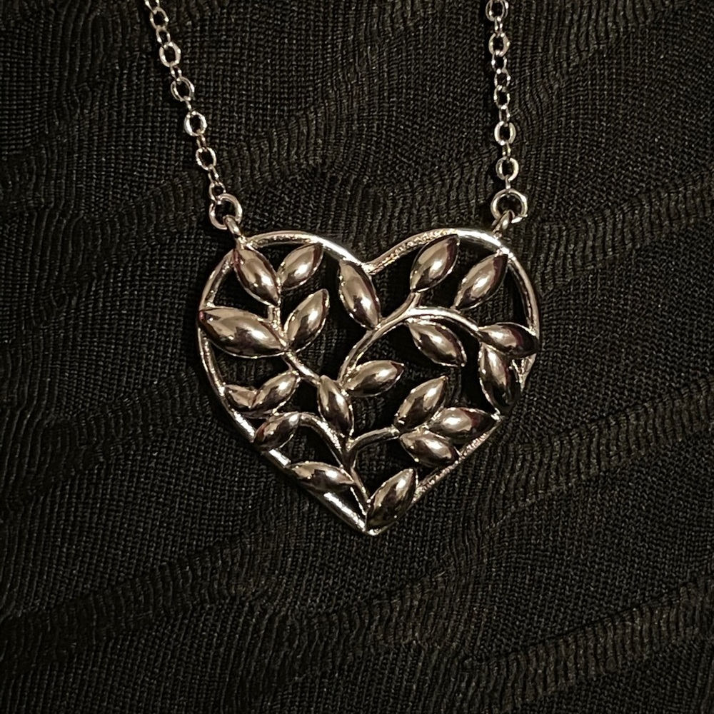 Heart shaped vine necklace